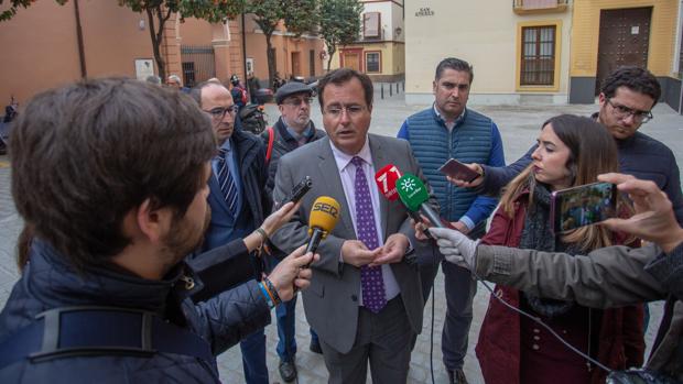 Juan Carlos Cabrera, atendiendo a los medios en una reciente visita a unas obras