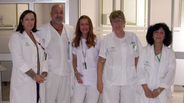 De izquierda a derecha, la doctora Mercedes Echervarría, jefa del servicio de Anestesia de Valme; el supervisor de la unidad de Reanimación Post-quirúrgica, Pedro López; las enfermeras Mª José Parejo y Manuela Lobón; y, la auxiliar de Enfermería Carmen Carrasco