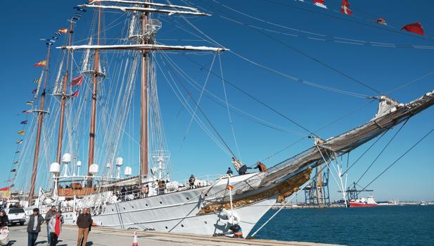El buque escuela "Juan Sebastián Elcano" atracado en Cádiz