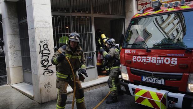 Bomberos actuando en la calle San Eloy de la capital hispalense