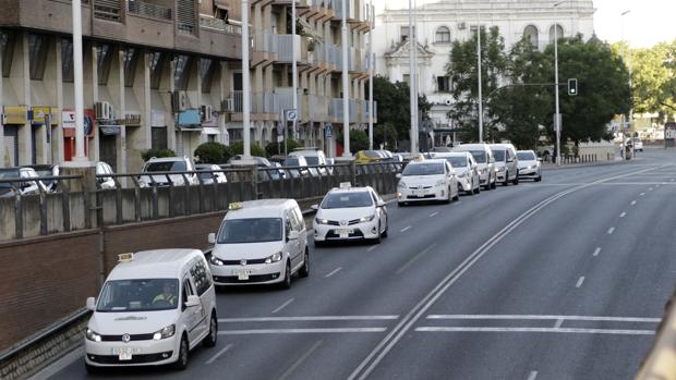 El número de licencias del taxi en Sevilla decuplica al de VTC