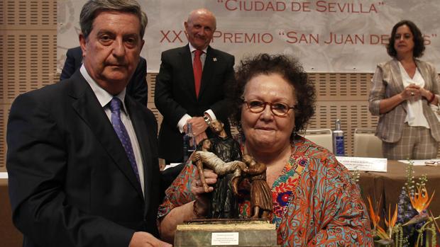 Entrega del galardón conmemorativo