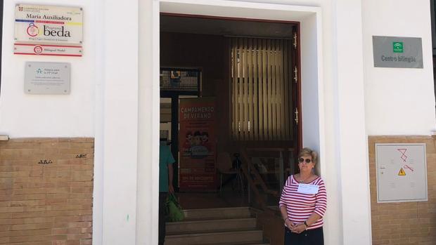 La abuela en la puerta del colegio Las Salesianas ayer