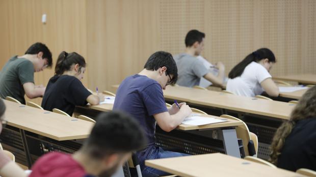 Alumnos realizan un examen de Selectividad en Andalucía