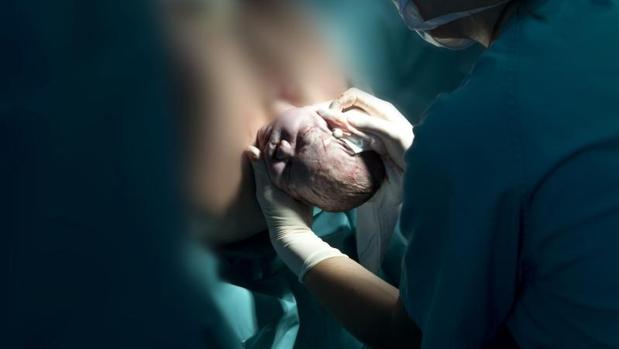 El parto vaginal favorece la beneficiosa colonización bacteriana del recién nacido por la flora de su propia madre
