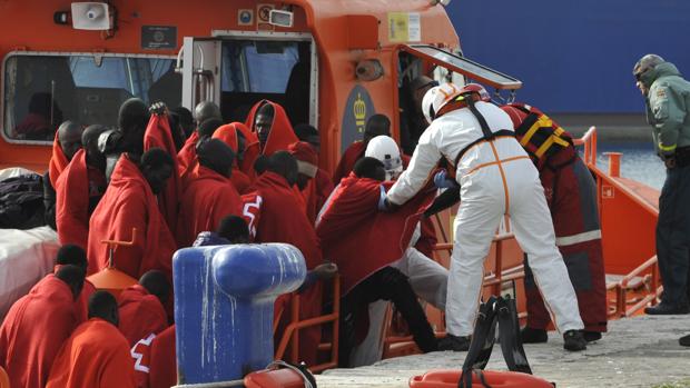 Inmigrantes ilegales son rescatados de las pateras en la zona costera de Málaga