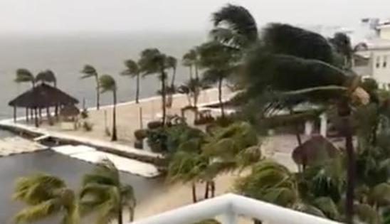 El viento azota con fuerza en Cayo Largo (Florida)