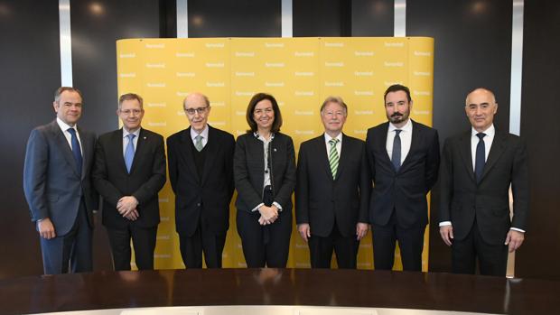 De izqda. a drcha.: Íñigo Meirás, consejero delegado de Ferrovial; Javier Senent, presidente de Cruz Roja Española; José Luis Leal, presidente de Acción Contra el Hambre; Clara Pardo, presidenta de Manos Unidas; Robert Good, presidente del Patronato de Save The Children España; Manuel Gómez, director general de CIDEAL; y Rafael del Pino, presidente de Ferrovial