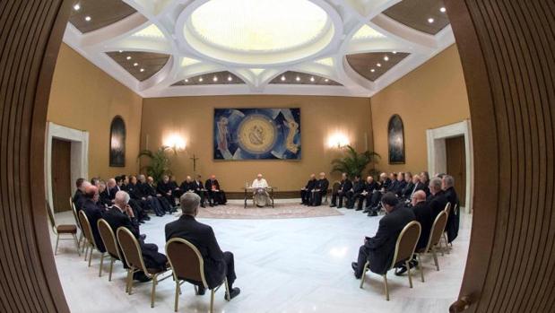 Fotografía facilitada por el servicio fotográfico del Vaticano de la reunión del Papa Francisco con 34 obispos chilenos para abordar los casos de abusos a menores en el país