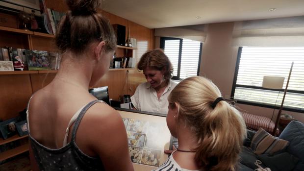 Anna Gasch con dos de sus hijas en su casa de Barcelona