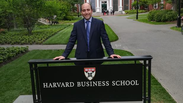 El profesor Fernández-Crehuet, en una estancia reciente en Harvard