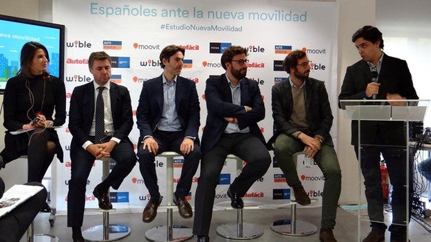 Representantes del sector del taxi, la seguridad vial, el carsharing y otras movalidades de desplazamiento en las ciudades han debatido en el acto sobre las nuevas soluciones de movilidad