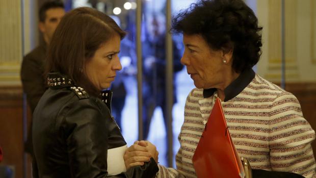 La portavoz del PSOE en el Congreso, Adriana Lastra,, conversa con la ministra portavoz del Gobierno, Isabel Celaá, en el Congreso tras anunciar el fin de la «ley Wert»