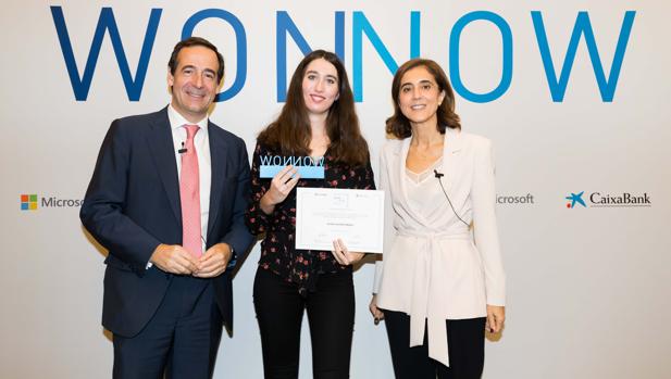 Carlota Armillas junto a Gonzalo Gortázar, consejero delegado de CaixaBank, y Pilar López, presidenta de Microsoft España