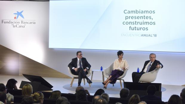 Isidro Fainé (izquierda), presidente de la Fundación Bancaria “la Caixa” con Jaume Giró, director general, durante la presentación a empleados de la nueva campaña
