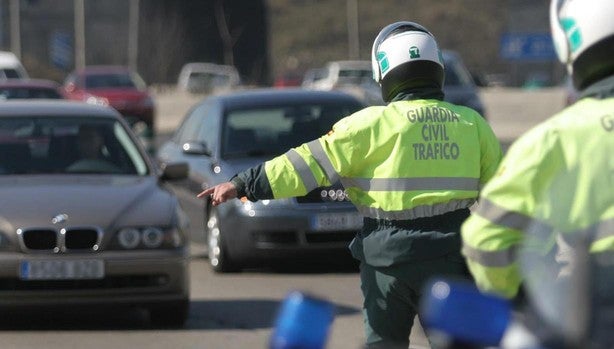 La Guardia Civil de Tráfico realizando una campaña sobre el uso del móvil mientras se conduce