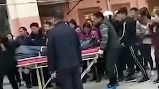 El cadáver de la mujer es trasladado por los agentes