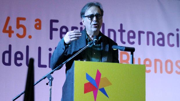 Barcelona es la invitada de honor de la feria. El comisionado de Cultura del Ayuntamiento de Barcelona, Joan Subirats, habla durante la apertura oficial de la 45 Feria Internacional del Libro de Buenos Aires