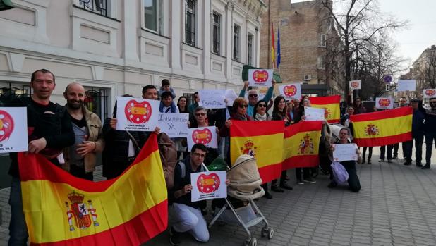 Una de las protestas de las familias frente al consulado de España en Kiev