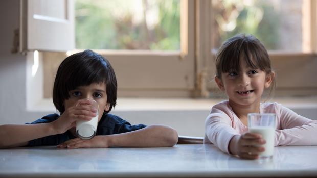 Niños tomando leche