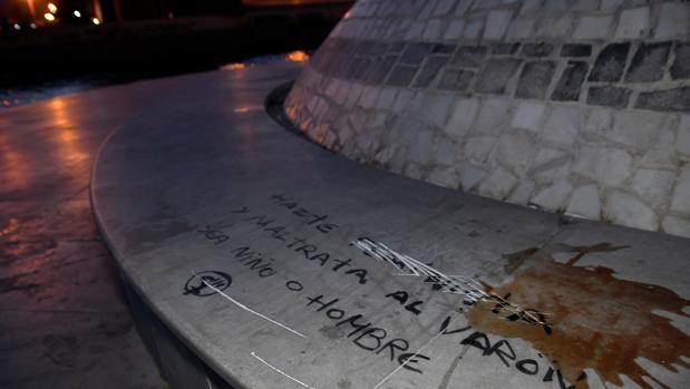 Las pintadas en el monumento que homenajea al niño Gabriel
