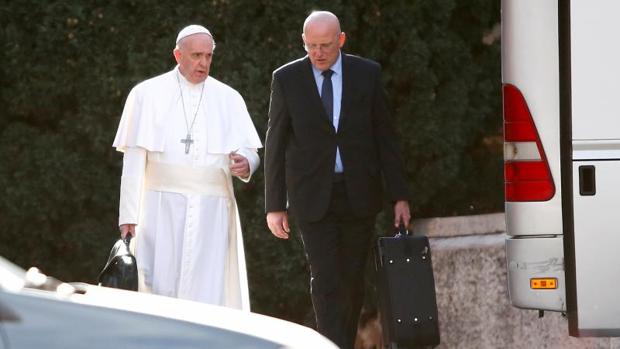 El Papa acepta la dimisión del comandante de la Gendarmería Vaticana tras una fuga de documentos