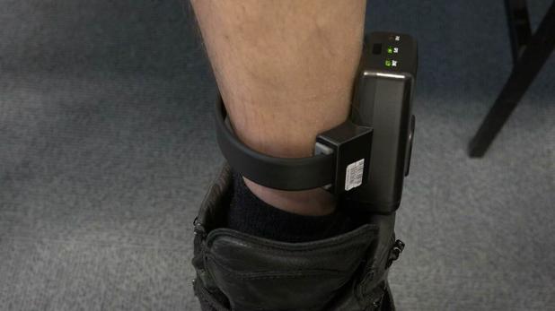 La pulsera telemática se sitúa en el tobillo de los presos