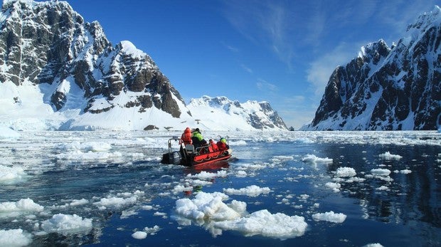 Excursión en el canal Lemaire, un estrecho que separa la isla Booth de la costa Graham en el oeste de la península Antártica